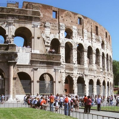 コロッセオに集う観光客（ローマ）の写真