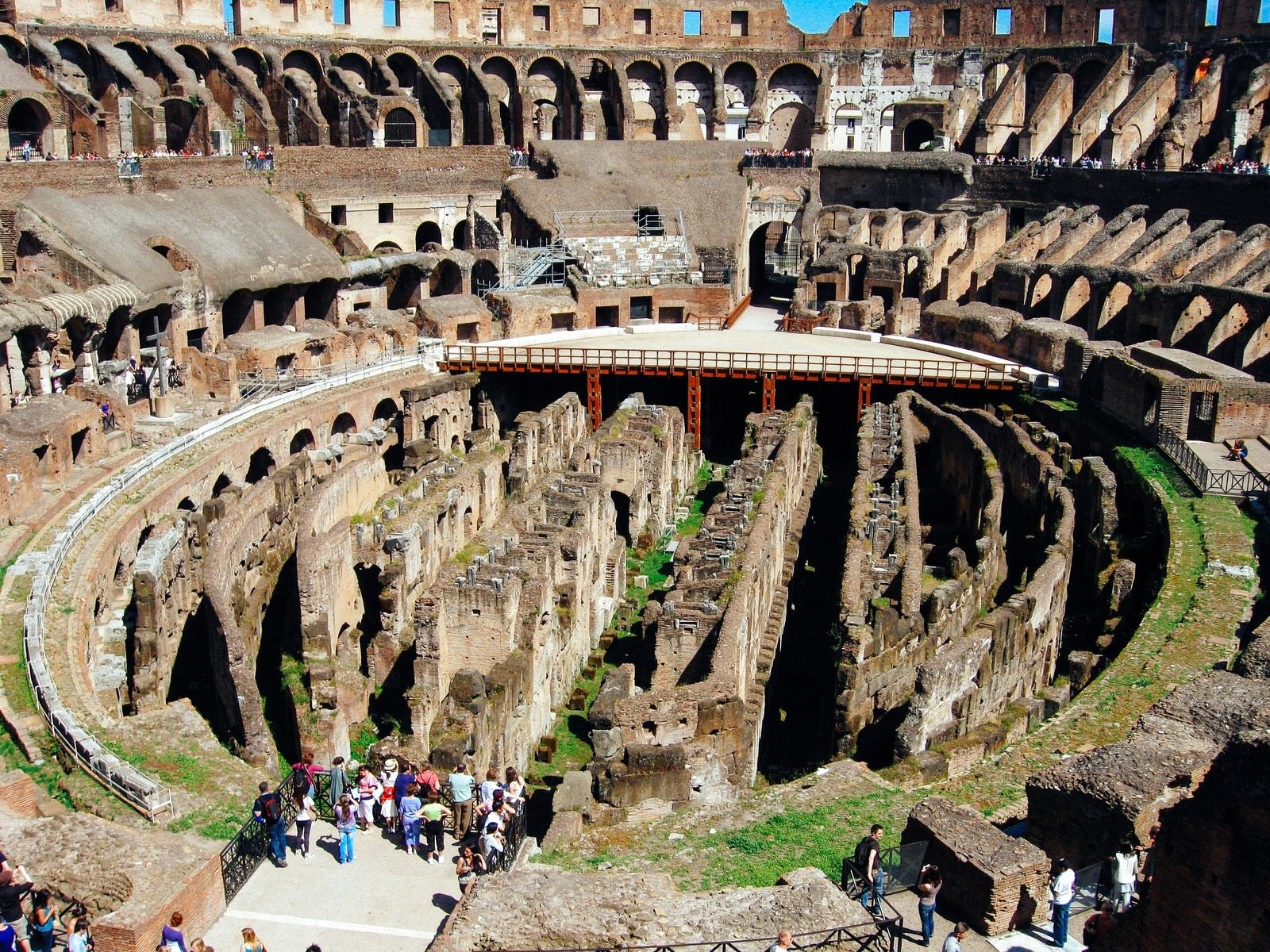 「ローマの円形闘技場跡（コロッセオ）」の写真