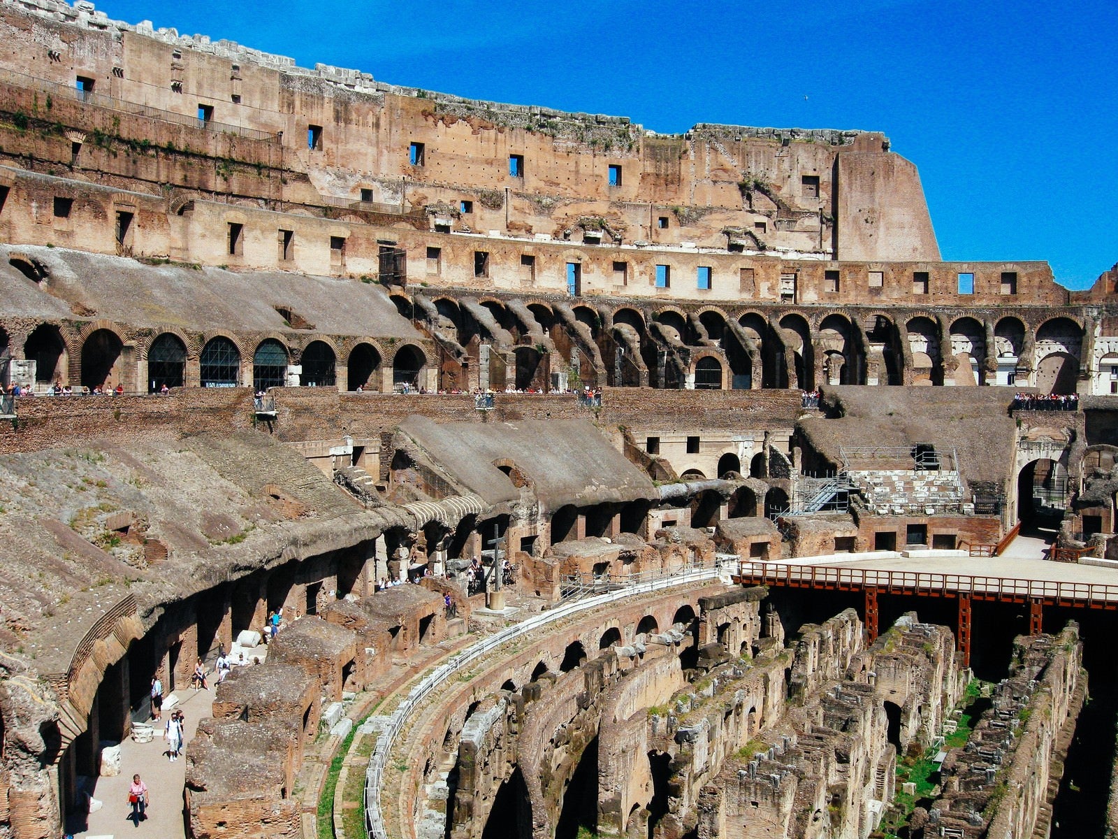「ローマのコロッセオ内部（イタリア）」の写真