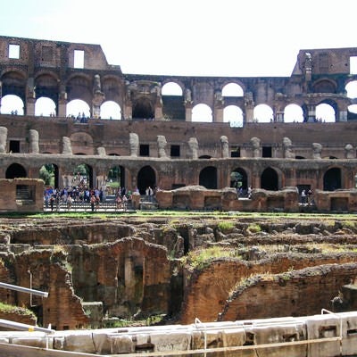 円形闘技場跡の壁や柱（コロッセオ）の写真