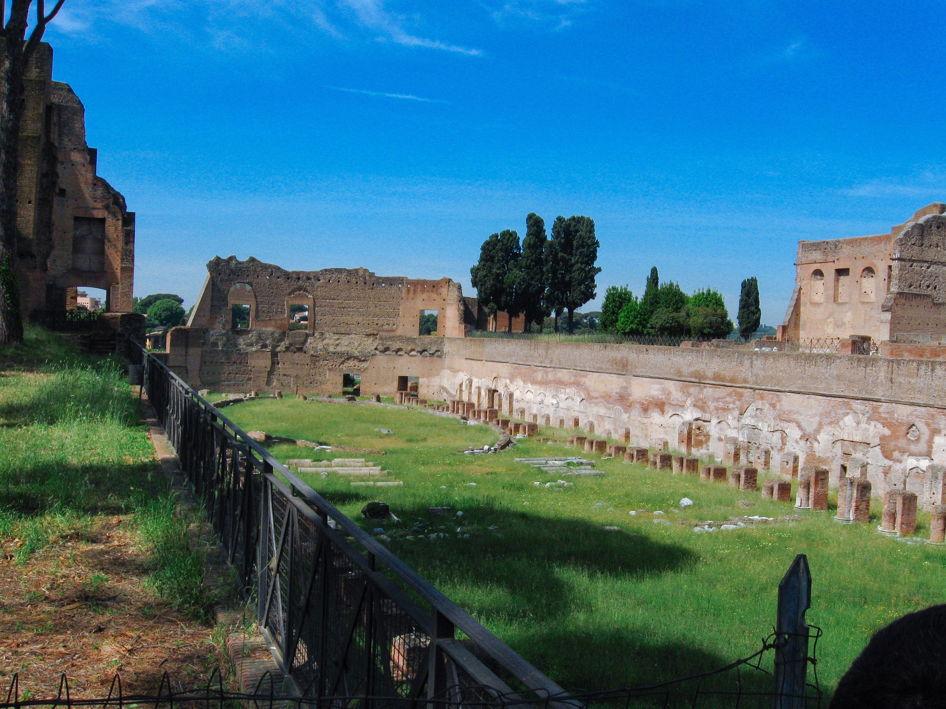 古代ローマの歴史、フォロ・ロマーノ遺跡の壁や柱（イタリア）の無料写真素材 - ID.27902｜ぱくたそ