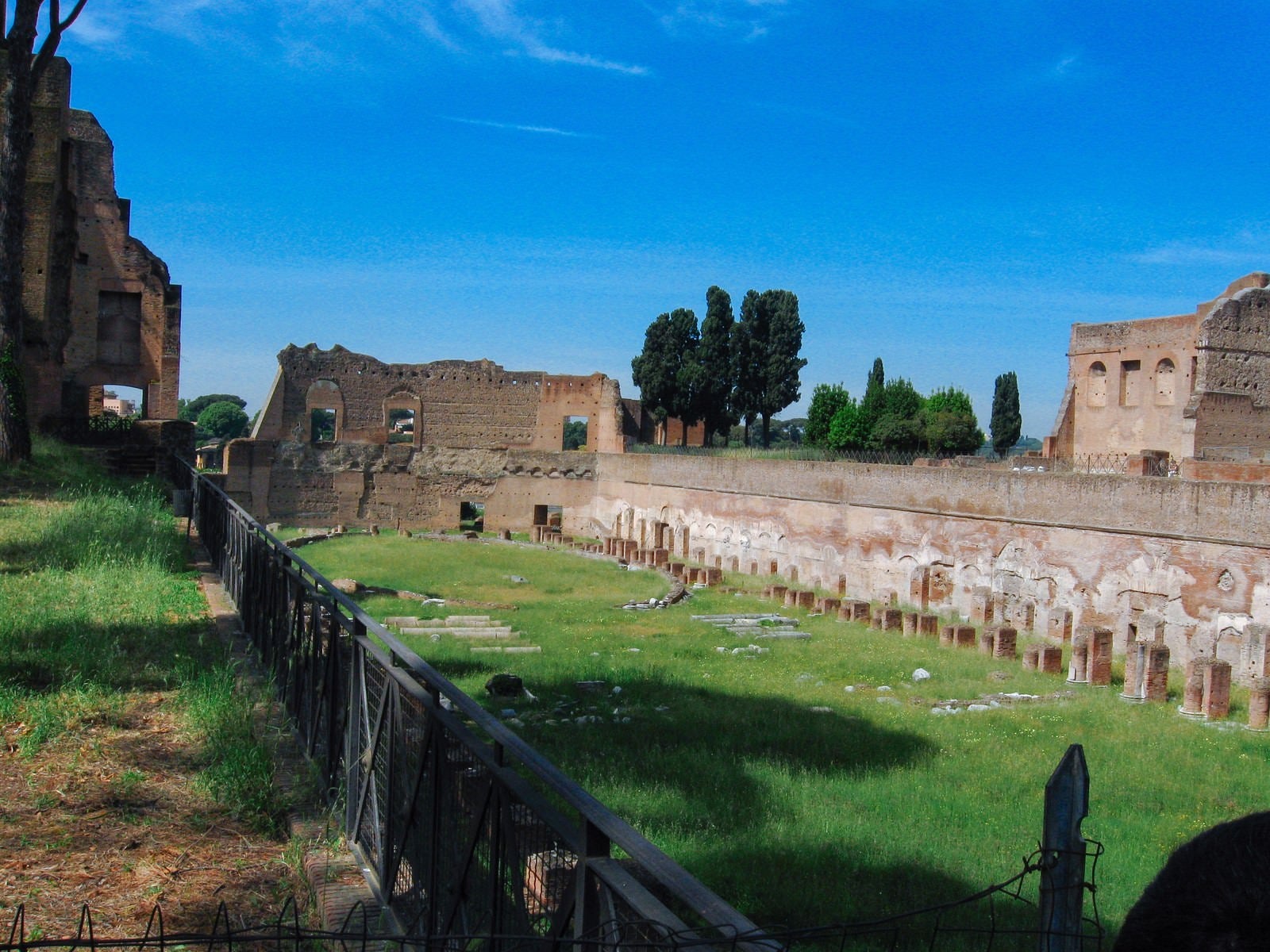 「古代ローマの歴史、フォロ・ロマーノ遺跡の壁や柱（イタリア）」の写真