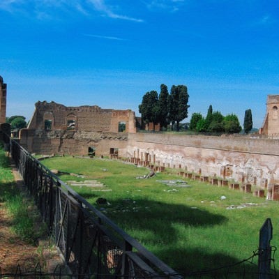 古代ローマの歴史、フォロ・ロマーノ遺跡の壁や柱（イタリア）の写真