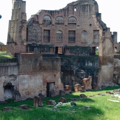フォロ・ローマ遺跡の崩れかけた建造物（イタリア）の写真