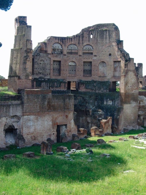 フォロ・ローマ遺跡の崩れかけた建造物（イタリア）の写真