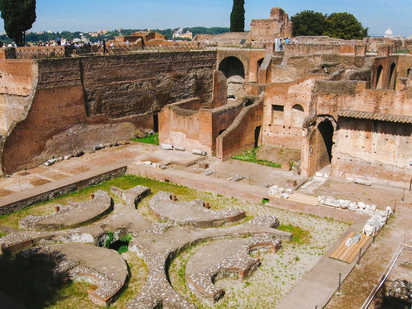「ローマのフォロ・ロマーノ遺跡（イタリア）」の写真