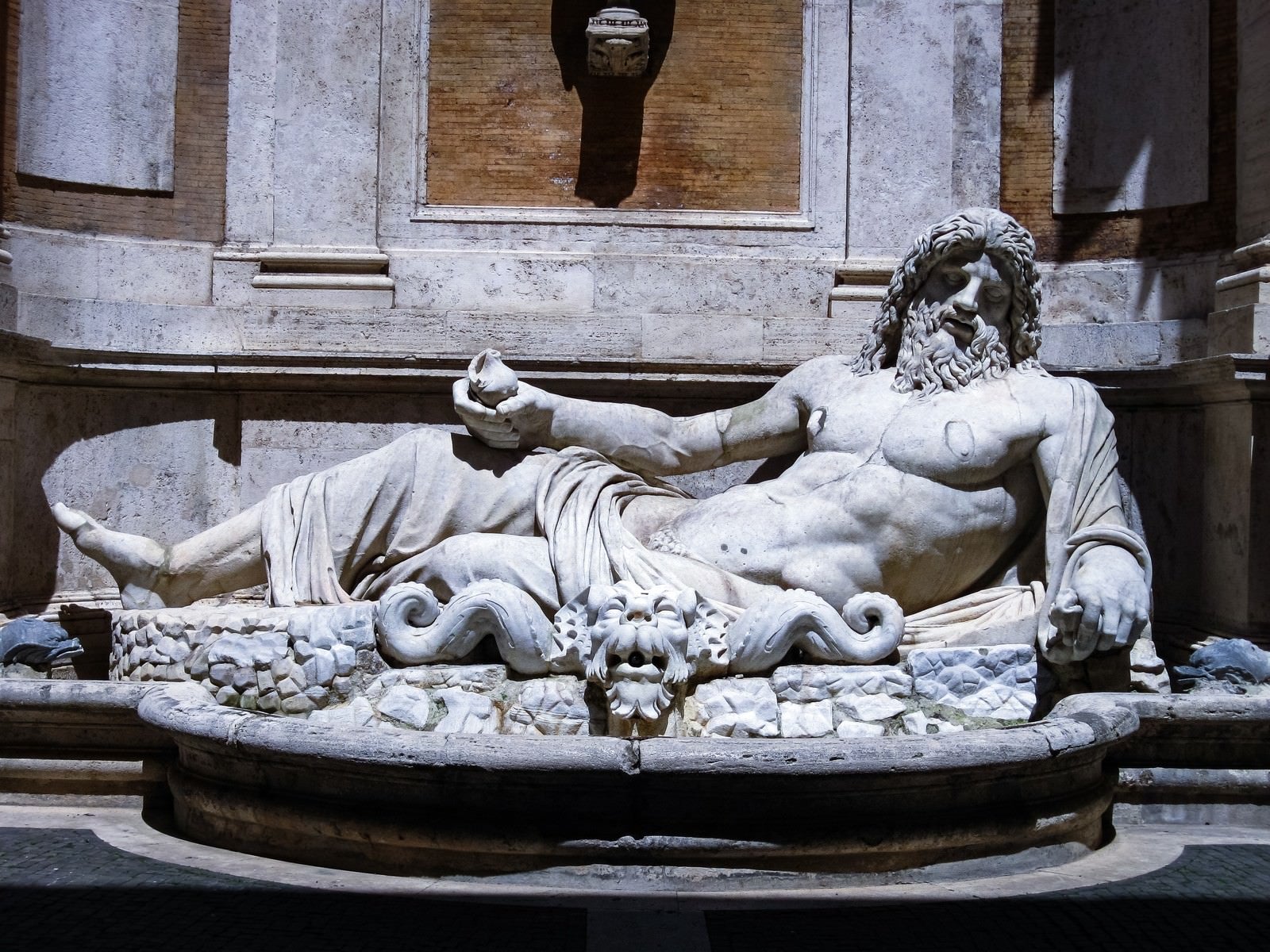「横たわる男性の石像 （ローマ）」の写真
