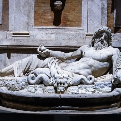 横たわる男性の石像 （ローマ）の写真