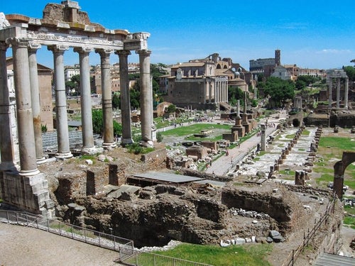 フォロ・ロマーノ遺跡の巨大な柱（ローマ）の写真