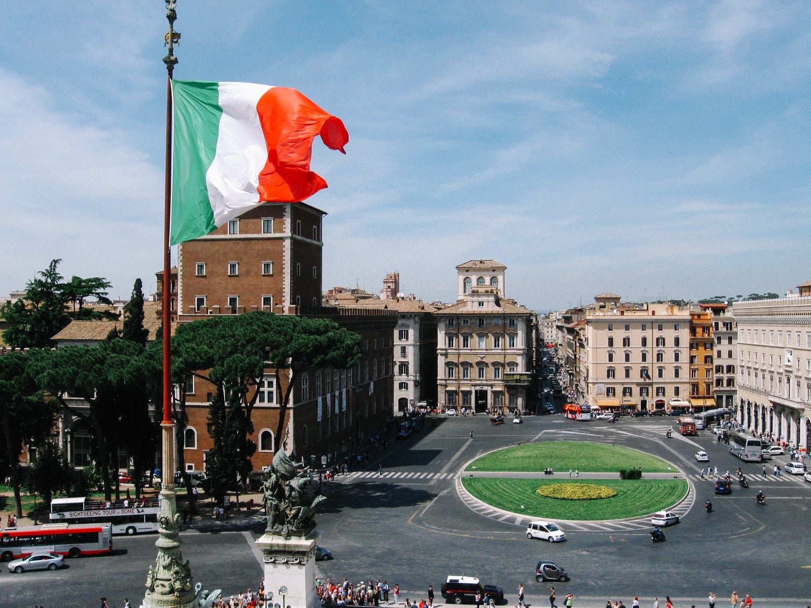 「ローマの街並みと国旗（イタリア）」の写真
