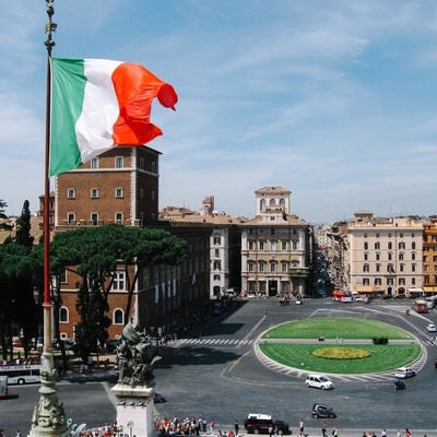 ローマの街並みと国旗（イタリア）の写真
