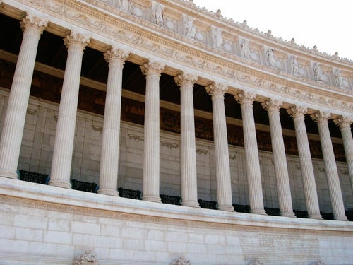 ローマ建築の彫刻された柱（イタリア）の写真