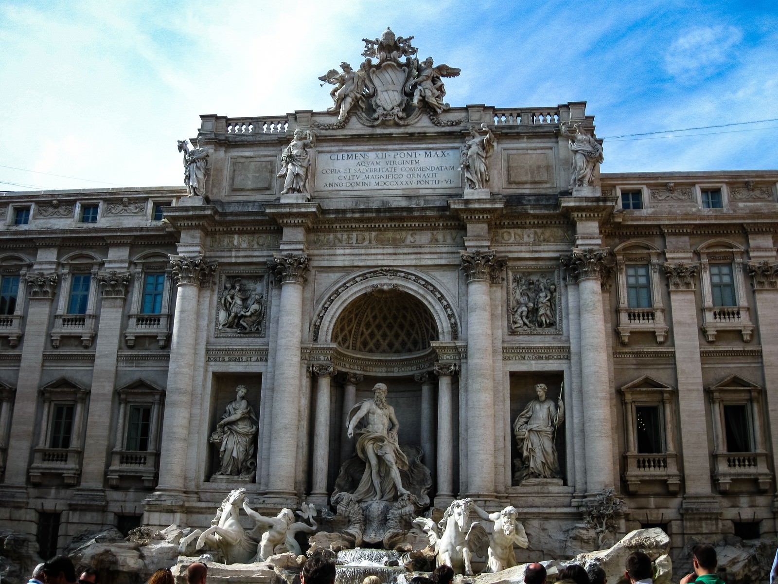 「ローマにあるトレヴィの泉と彫刻像（イタリア）」の写真