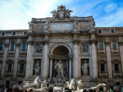 ローマにあるトレヴィの泉と彫刻像（イタリア）の写真