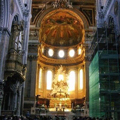 大聖堂内部と参拝者（イタリア）の写真