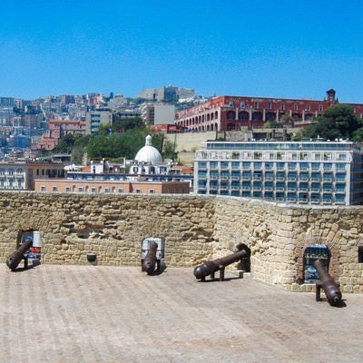 大砲とナポリの街並み（イタリア）の写真