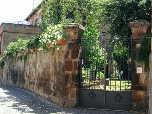 オルヴィエートの高い壁から覗く庭先（イタリア）の写真