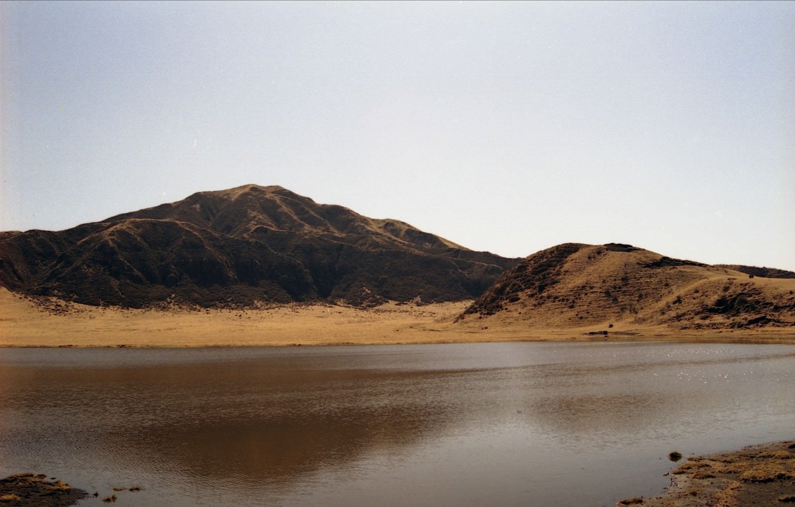 「湖面におちる山の影と湖」の写真
