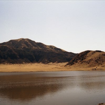 湖面におちる山の影と湖の写真