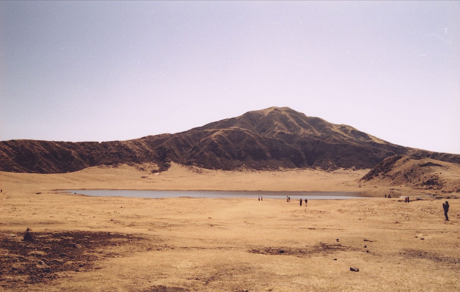「麓の湖畔に集まる観光客」の写真