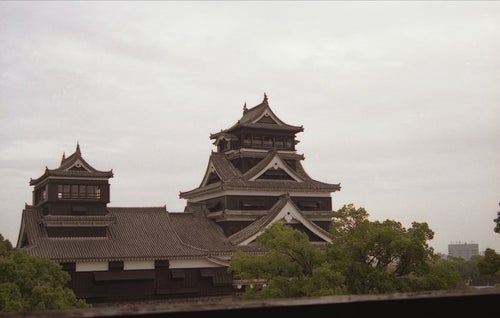遠景の熊本城の写真
