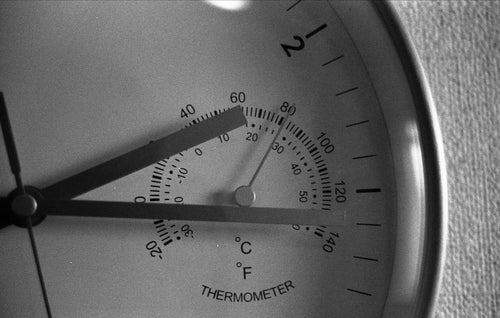 時計の針と温度計測の写真