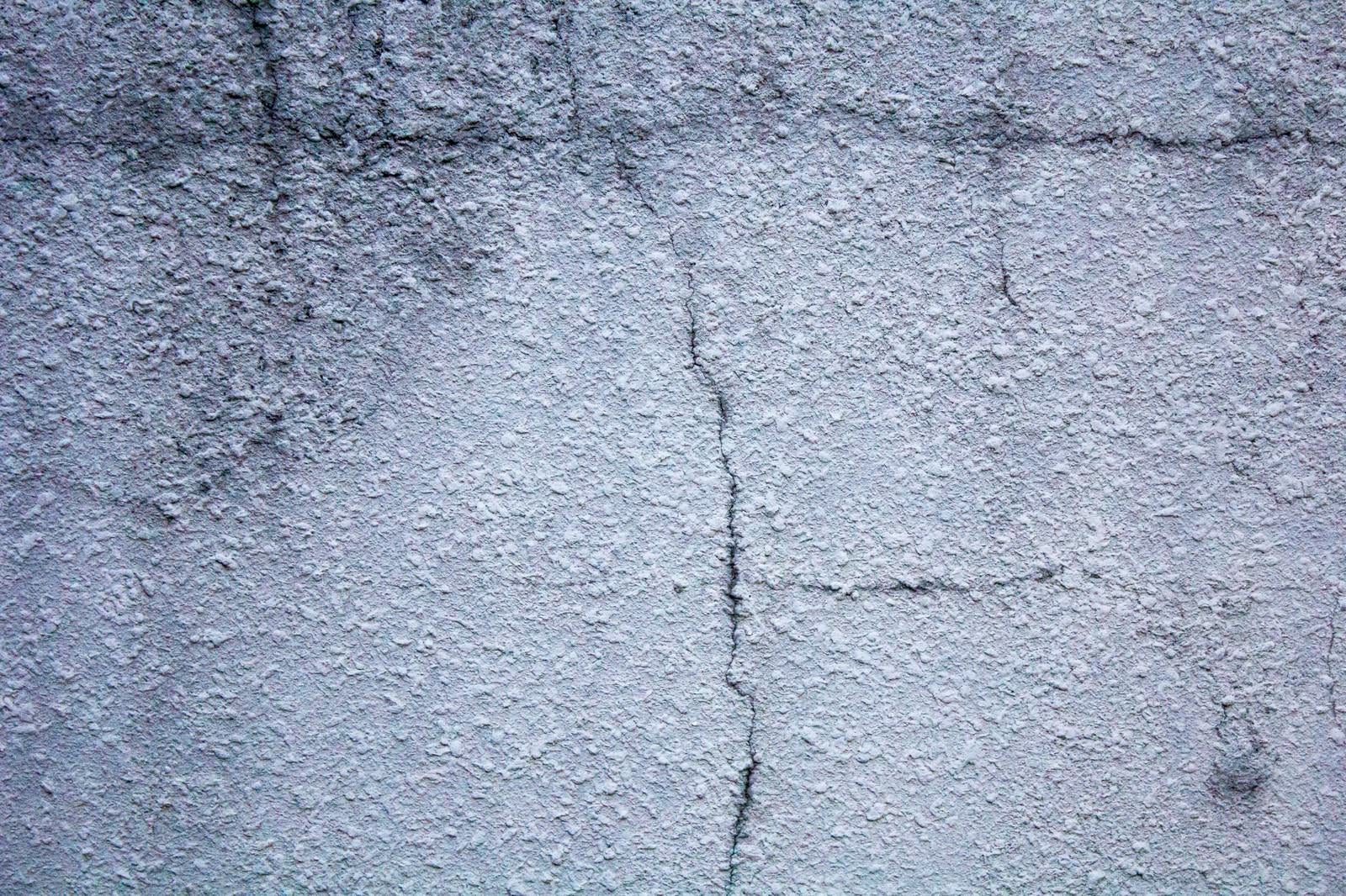 「ひび割れたコンクリートの壁」の写真