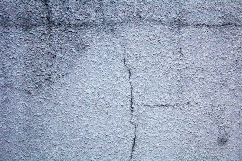 ひび割れたコンクリートの壁の写真