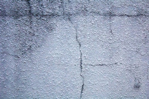ひび割れたコンクリートの壁の写真