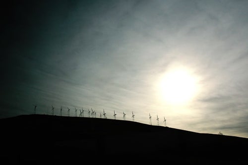 丘の上の風力発電の写真