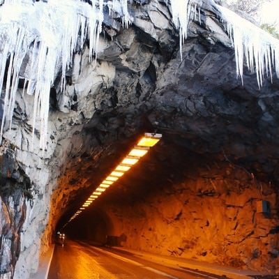 凍ったトンネルの入り口とツララの写真