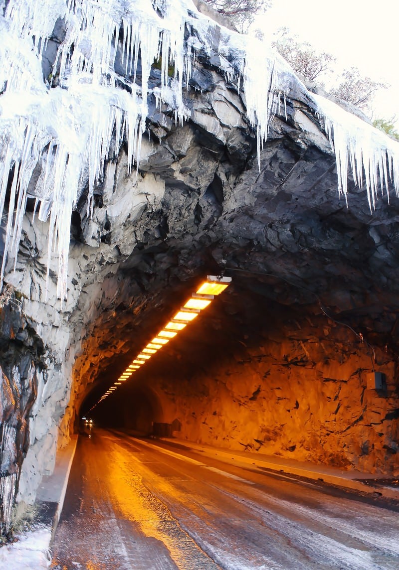 「凍ったトンネルの入り口とツララ」の写真