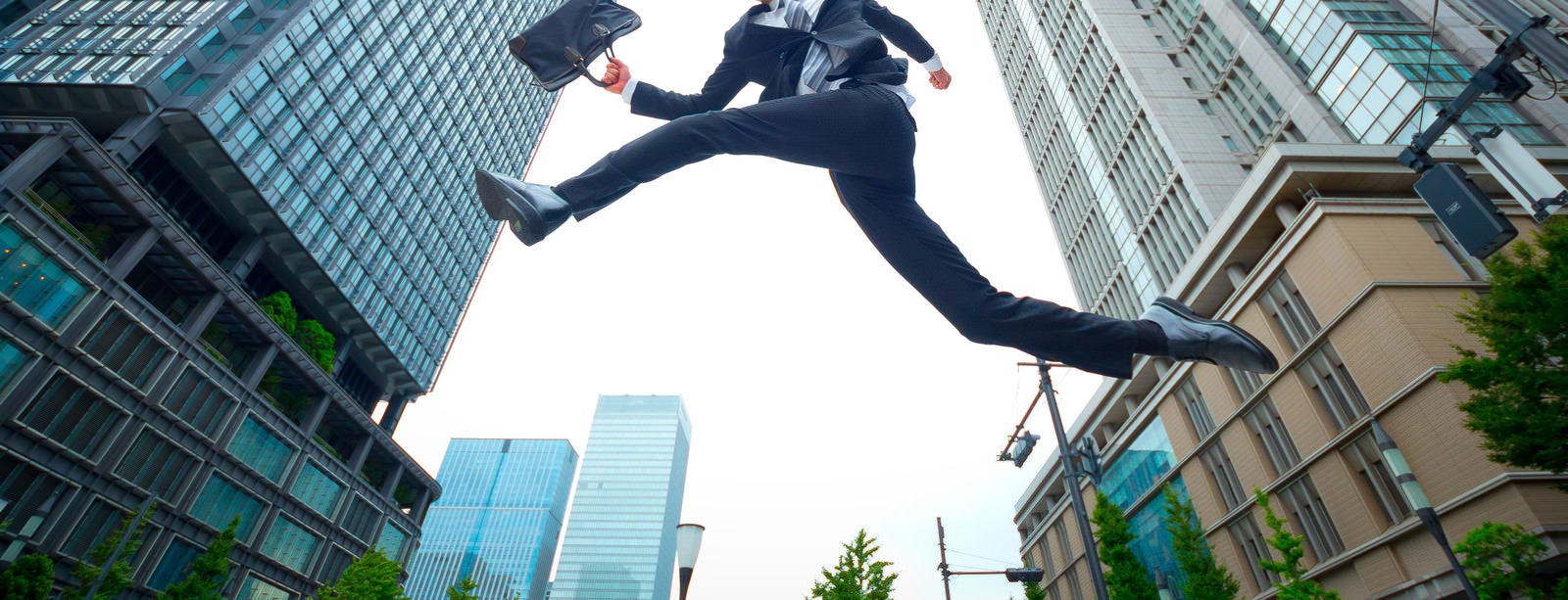 「ジャンプするビジネスマン」の写真