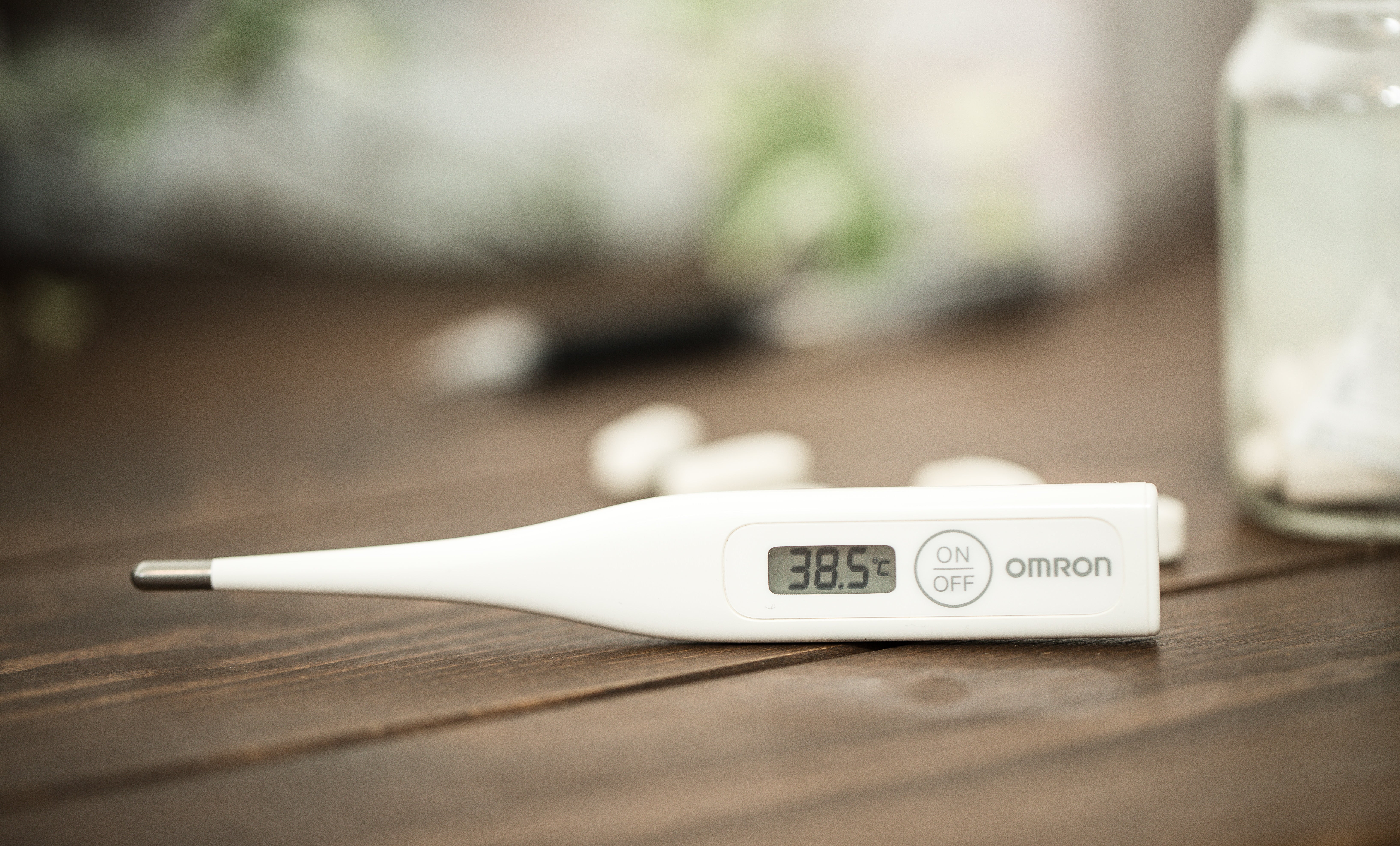 38度5分の高熱を示すデジタル体温計の無料の写真素材 - ID.18804