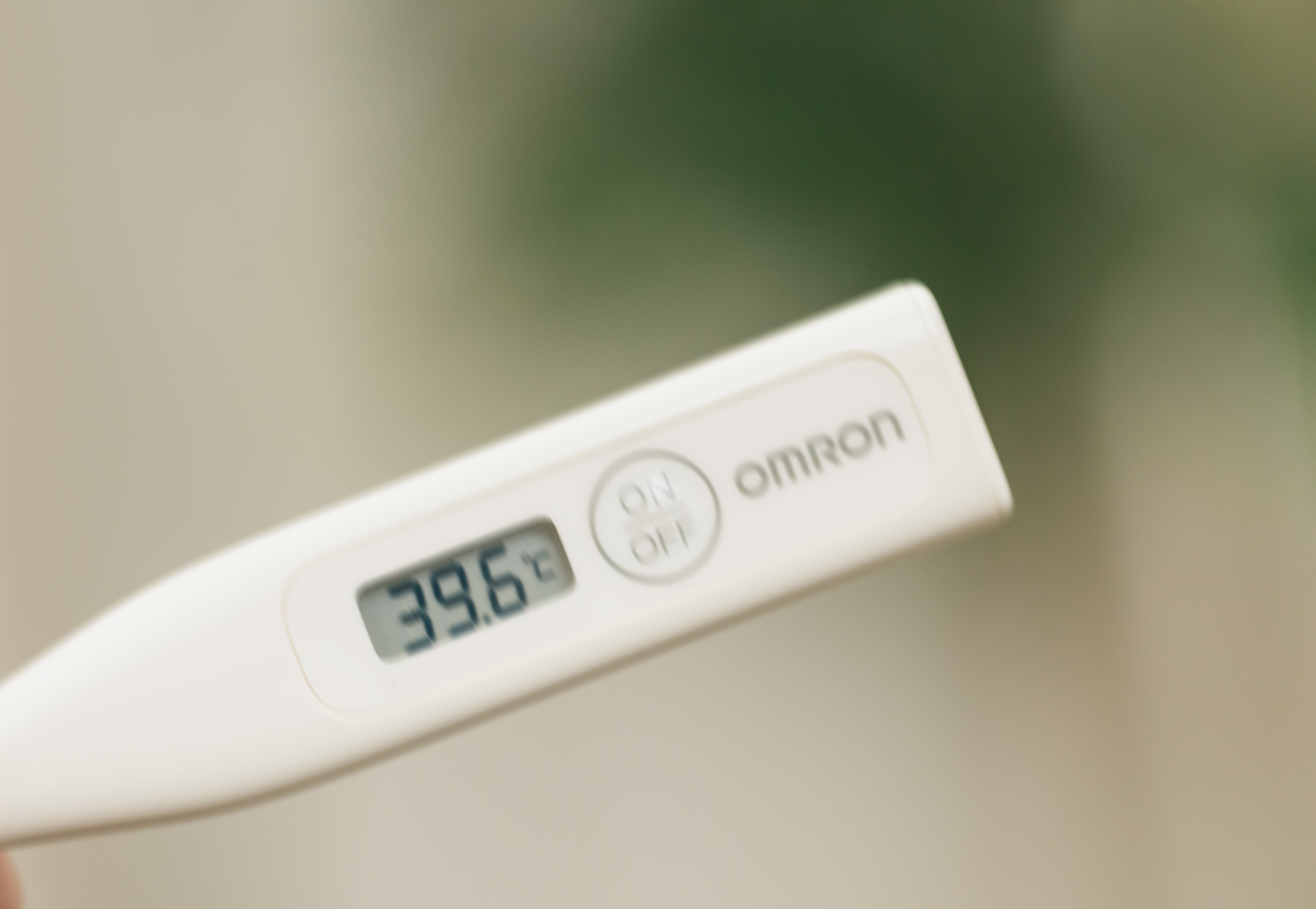 体調が悪いので体温計で測ったら39度6分の高熱でした。今日は休みます