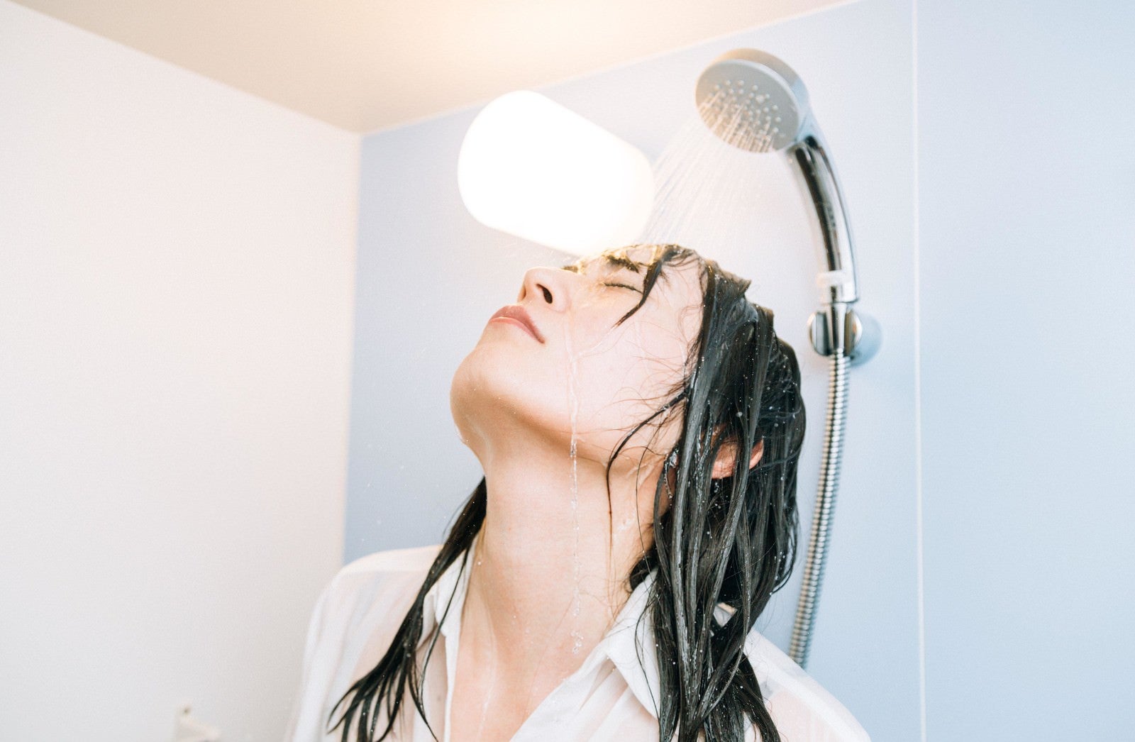 「蛇口をひねったら頭からシャワー」の写真［モデル：たけべともこ］