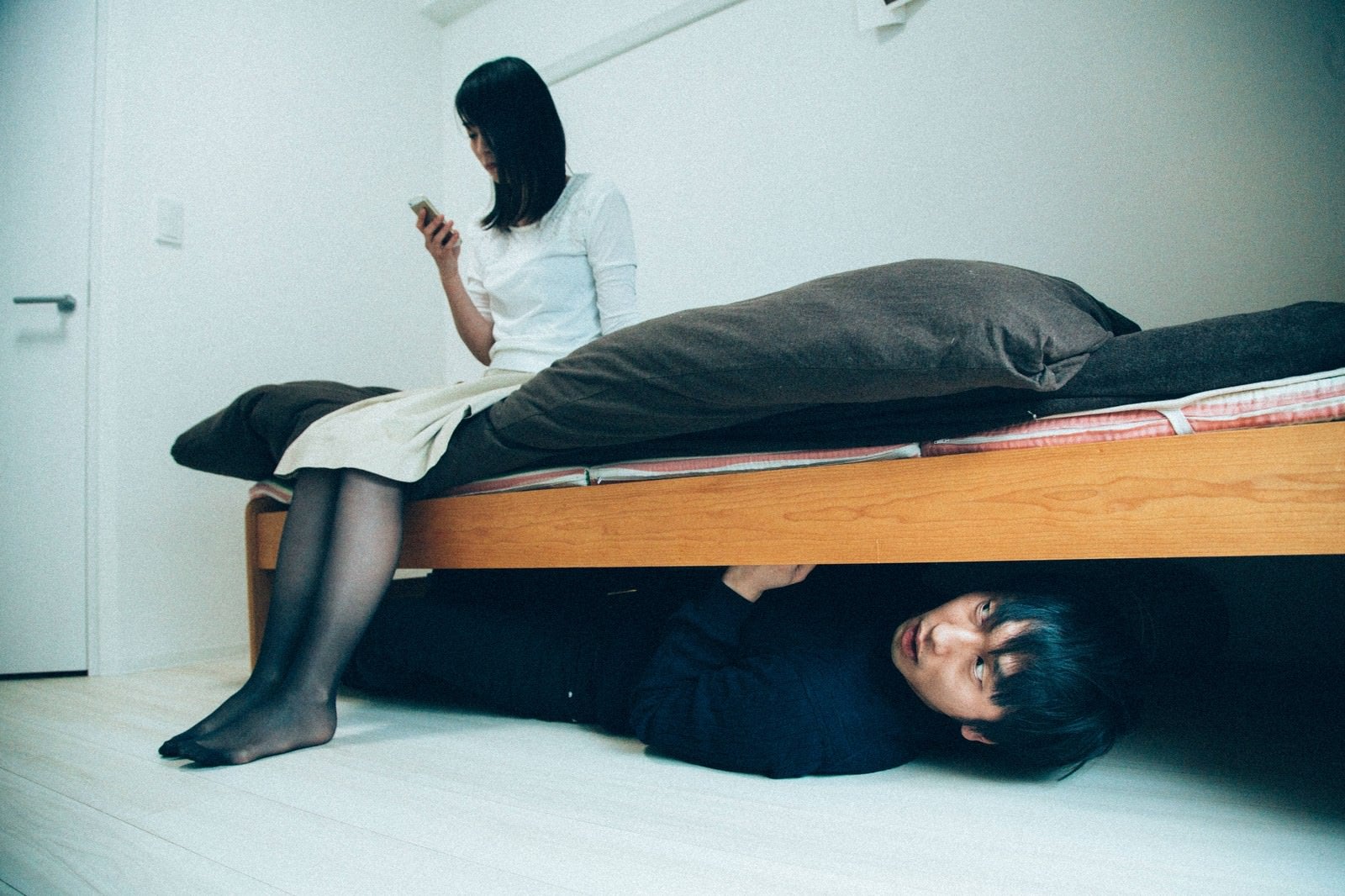 「ベッドの下の男」の写真［モデル：たけべともこ 大川竜弥］