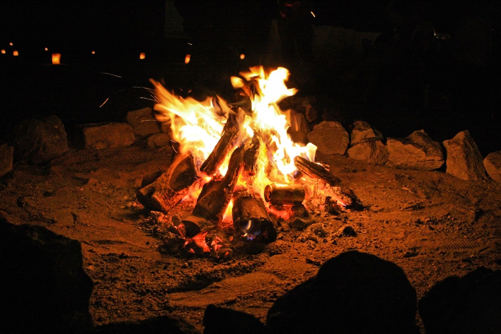「焚き火を囲う」の写真