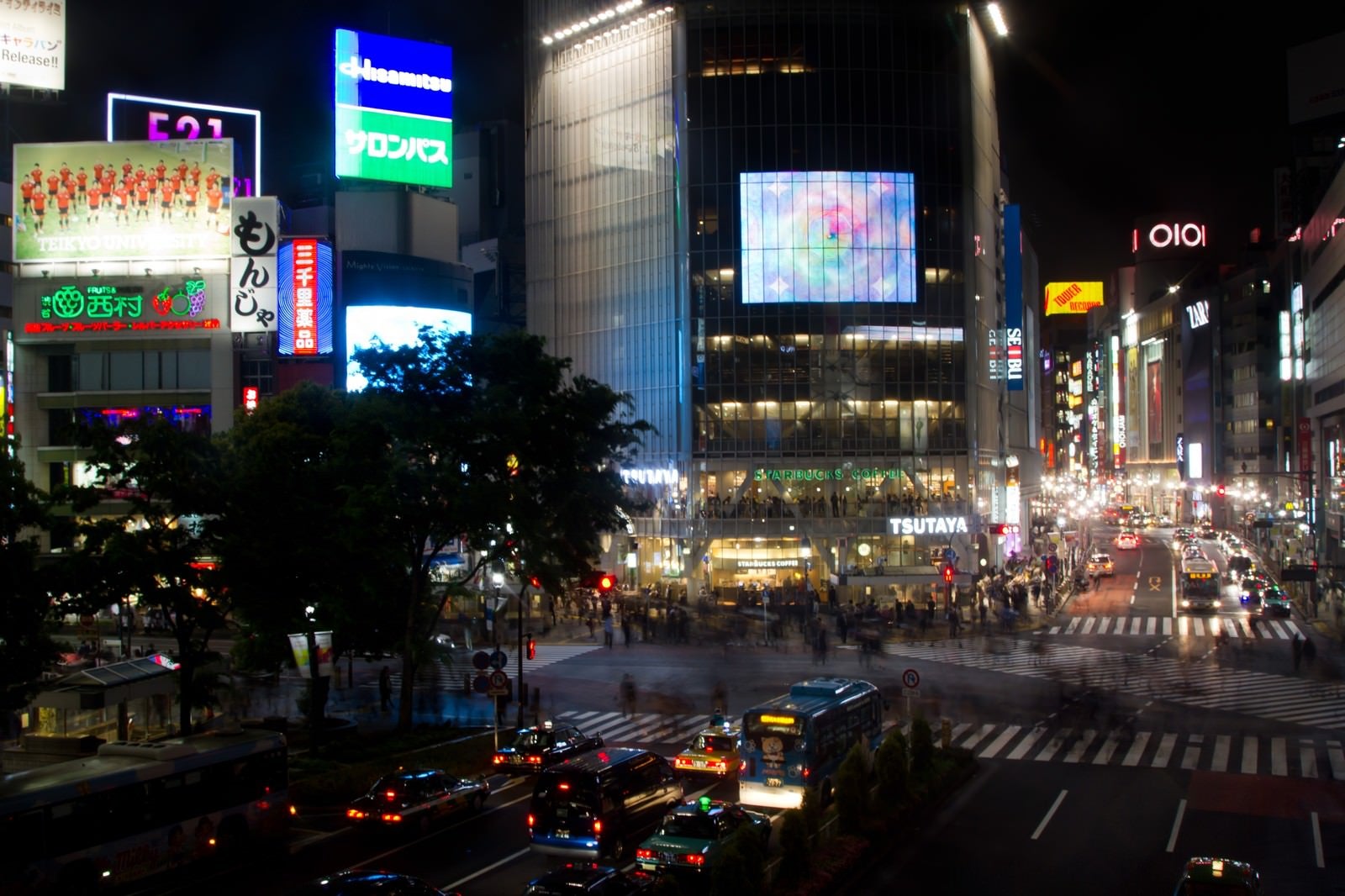 「夜の渋谷交差点」の写真