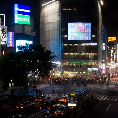 夜の渋谷交差点の写真