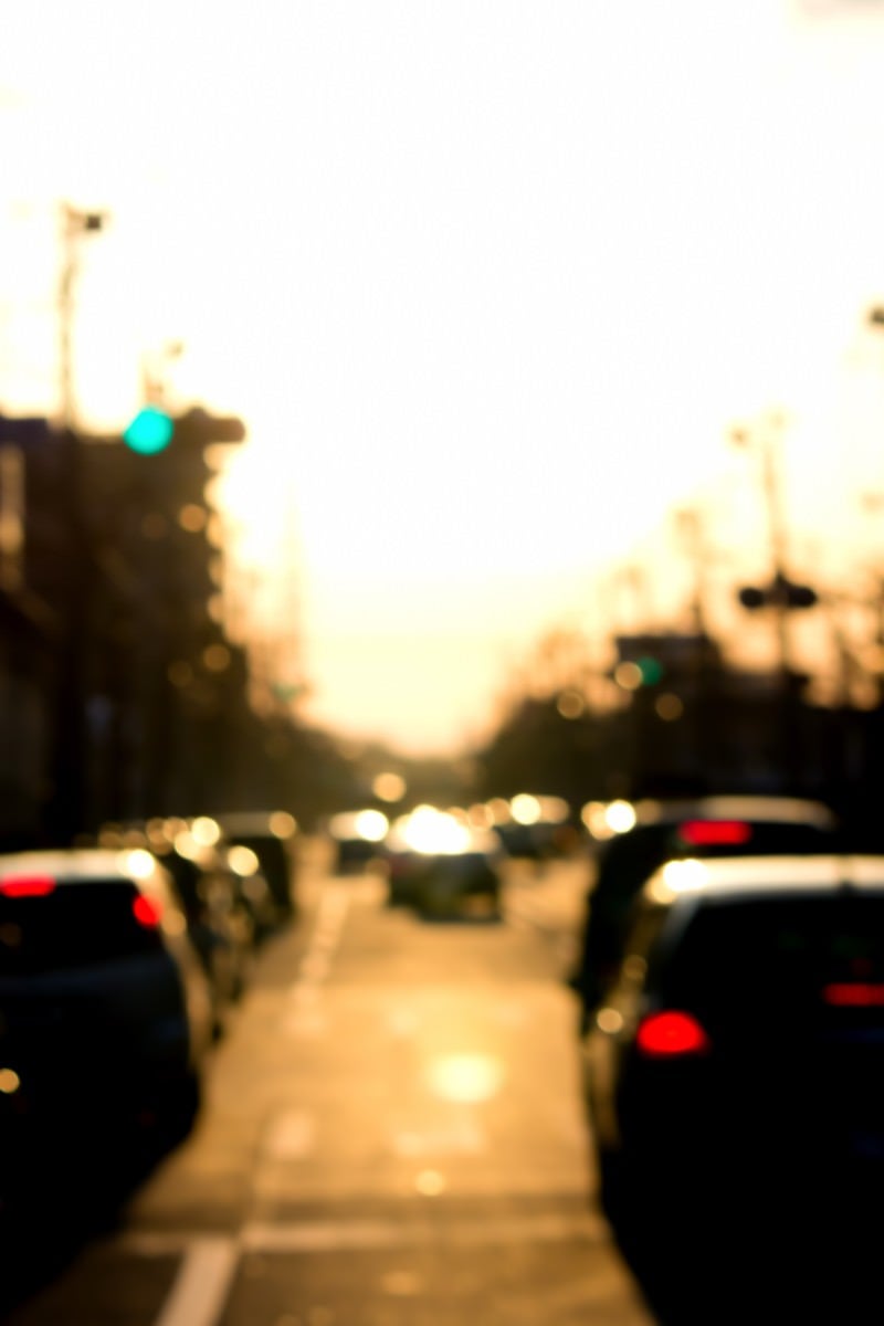 「夕焼けと混雑する道路」の写真