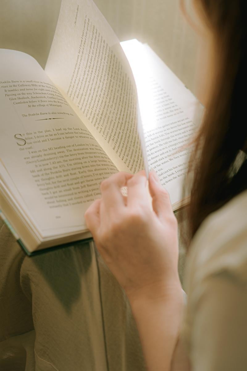 本を読む女性の手元の写真