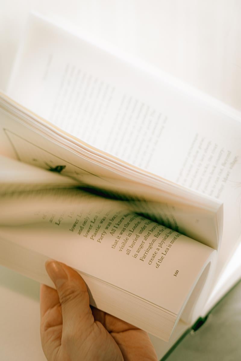 「開いた本のページをめくる瞬間」の写真