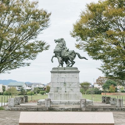 大刀洗公園と菊池武光像（馬と後ろ姿）の写真