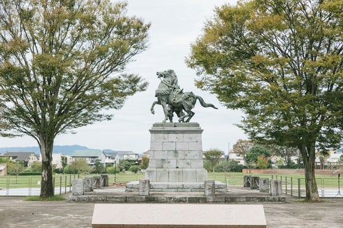 大刀洗公園と菊池武光像（馬と後ろ姿）の写真