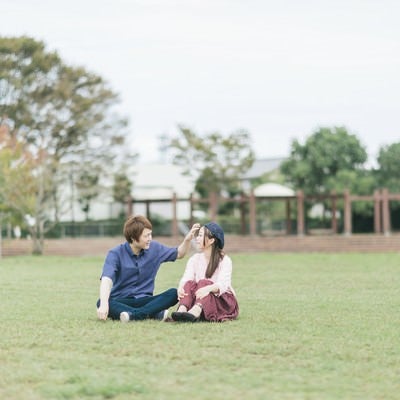 大刀洗公園の芝の上で休日デートする夫婦の写真