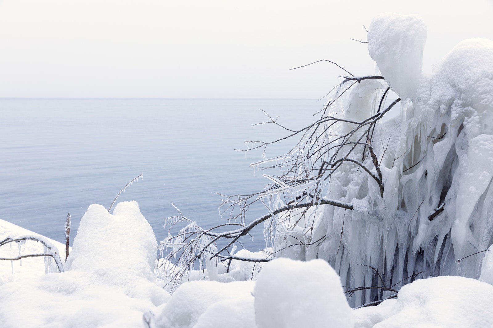 「しぶき氷越しに望む猪苗代湖」の写真