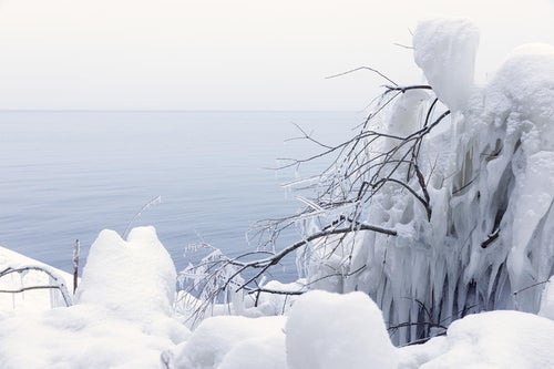 しぶき氷越しに望む猪苗代湖の写真