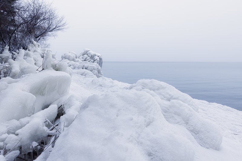 飛沫氷と静寂の猪苗代湖の写真