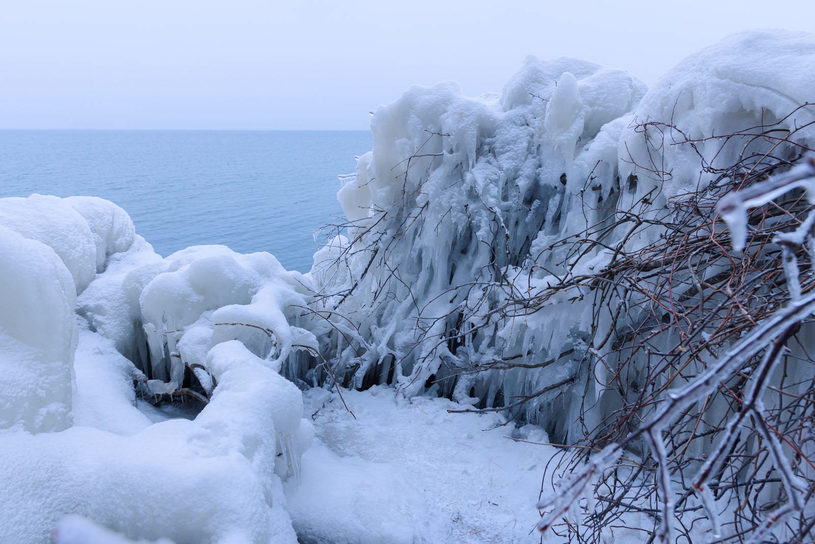 「積雪と猪苗代湖しぶき氷」の写真